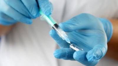 Британская вакцина против COVID вызвала «необъяснимое заболевание» у добровольца