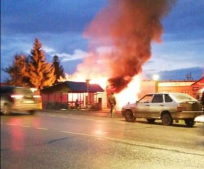 Серьёзный пожар в магазине под Кемеровом сняли на фото