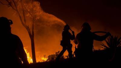 В США сообщили о почти 100 крупных пожарах в трех штатах