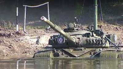 Курсанты-танкисты показали мастерство подводного вождения на Урале