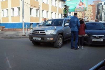 Не поделили дорогу: две машины столкнулись в центре Новосибирска