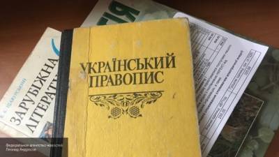 Полиция в Черновцах объяснила школьнице и ее матери украинский учебник