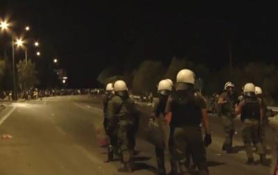 В Греции полиция применила газ против мигрантов из сгоревшего лагеря