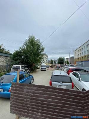 Парковку МФЦ на улице Сахалинской в областном центре откроют после ремонта теплосетей