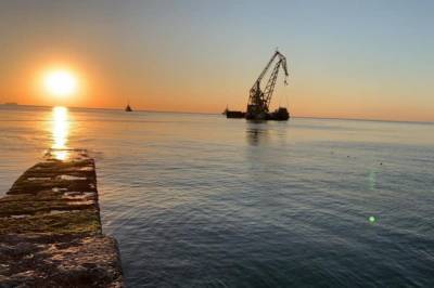 "Грустить не будем": Скандальный танкер Delfi забрали с одесского пляжа