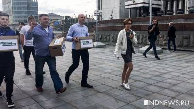 Активисты сдают в заксо более 13 тысяч подписей за возвращение выборов мэров (ФОТО)