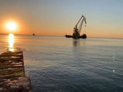 В Одессе убрали с пляжа затонувший танкер Delfi