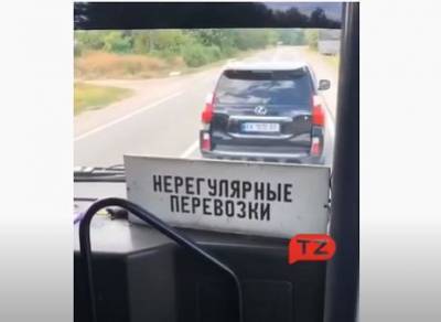 Водитель джипа блокировал движение автобуса: пассажиры не растерялись и проучили автохама (ВИДЕО)