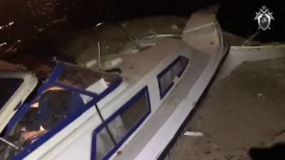 Столкнувшийся с баржей в Сургуте катер сняли на видео