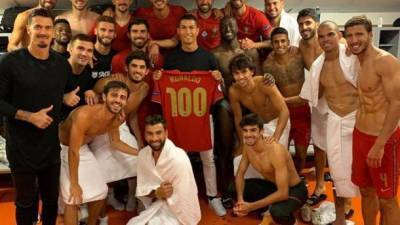 Роналду похвастался футболкой в честь рекордного гола за Португалию