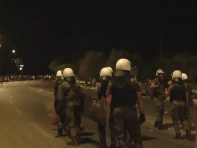В Греции полиция слезоточивый газ против мигрантов из сгоревшего крупнейшего лагеря беженцев