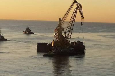 Танкер Delfi транспортируют в порт Черноморска. Видео