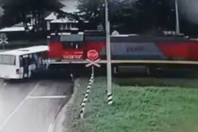 Опубликовано видео, как локомотив таранит пассажирский автобус под Тверью