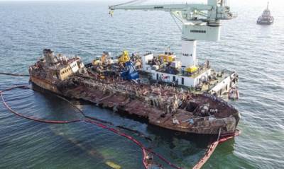 В Одессе с местного пляжа наконец убрали затонувший молдавский танкер