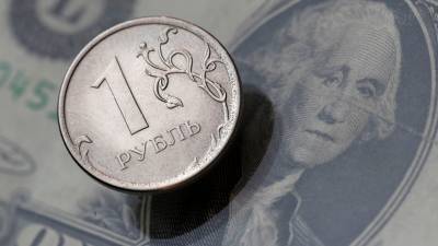 Рубль в начале торгов снижается к евро