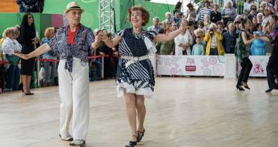 Москвичам рассказали о парках, в которых круглый год будут проходить занятия по танцам