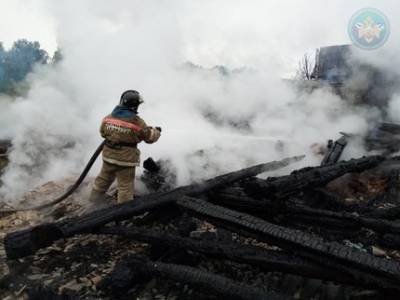 В Башкирии пожар уничтожил дом, баню и сарай