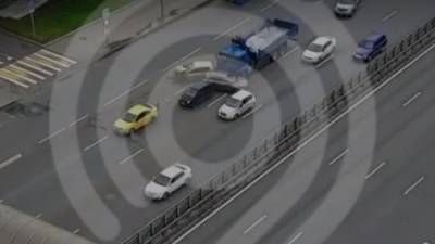 В Москве на Третьем кольце столкнулись пять легковушек и грузовик