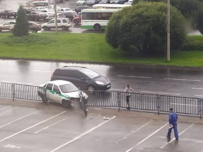 В Смоленске автомобиль УФСИН сбил забор
