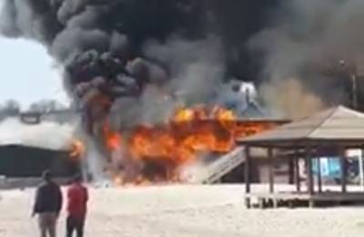 Огонь охватил популярное кафе на пляже в Одессе, спасатели бросились на помощь: кадры ЧП