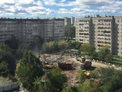 "Он нам не нужен!": жители Екатеринбурга жалуются на стройку 26-этажного дома прямо во дворах
