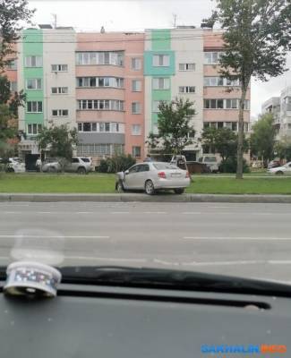 Toyota влетела на газон улицы Пуркаева в Южно-Сахалинске