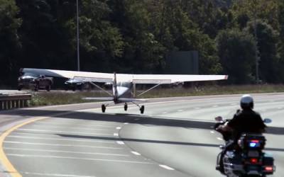 Взлет самолета с шоссе попал на видео
