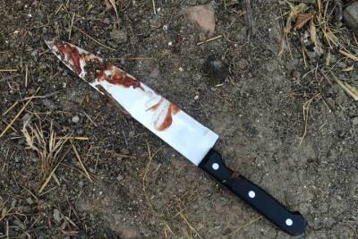 Астраханец напал на друга около продуктового магазина и ударил ножом в грудь