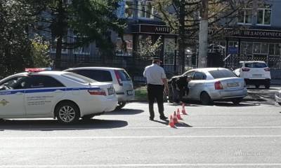 Две иномарки столкнулись возле ЛГПУ в Липецке (видео)