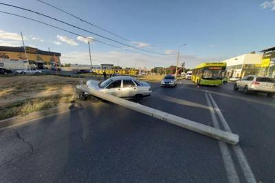 В Волгограде водитель сбил бетонный столб