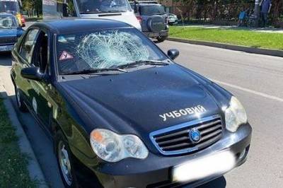Прыгал по машинам: в Ужгороде мужчина за несколько минут разбил 10 автомобилей (ВИДЕО)