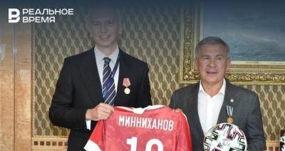 Минниханов вручил медали министру спорта России и главе Российского футбольного союза