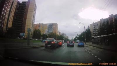 В Петербурге шквалистый ветер заставил пешеходов и автомобилистов побегать от профнастила
