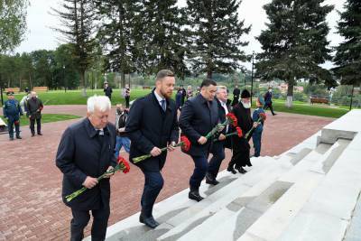Губернатор Тверской области возложил цветы к обелиску в Ржеве
