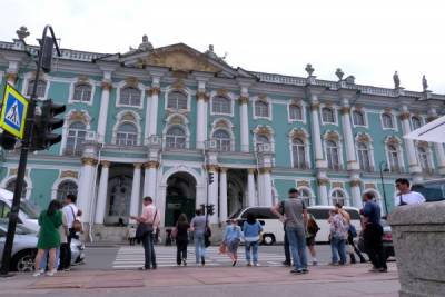 В музеях и парках Петербурга начнут принимать организованные экскурсионные группы
