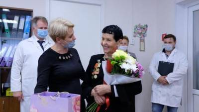 В Петербурге поздравили заслуженного работника здравоохранения с 63-летним стажем