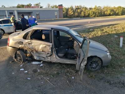 Под Новочеркасском столкнулись ВАЗ и Nissan, оба водителя пострадали