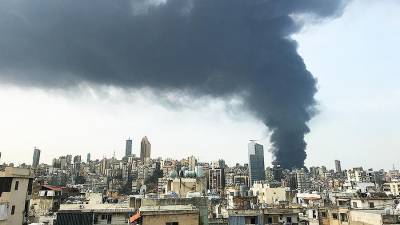 Сильный пожар разгорелся в порту Бейрута