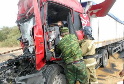 На трассе в Липецкой области столкнулись два грузовика