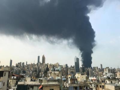 Порт Бейрута охвачен сильным пожаром