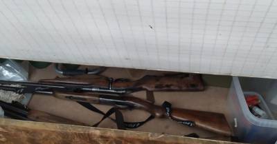 ФОТО. Во время обыска на "точке" полиция нашла оружие и боеприпасы