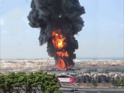 В пострадавшем от взрывов порту Бейрута разгорелся крупный пожар