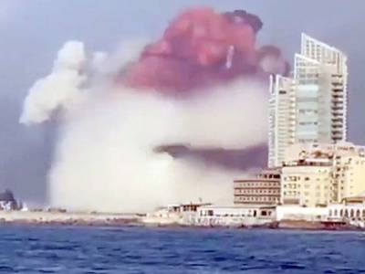 В эпицентре катастрофического взрыва в Бейруте вспыхнул сильный пожар (фото, видео)