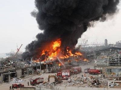 Для тушения пожара в порту Бейрута привлекли военные вертолеты