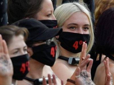 Тридцать женщин с обнаженной грудью устроили акцию протеста у британского парламента