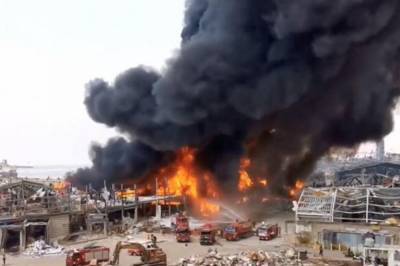В Бейруте вспыхнул сильный пожар возле места, где произошли трагические взрывы (видео)