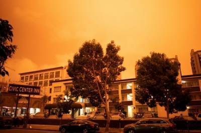 В США из-за пожаров небо окрасилось в ярко-красный цвет – видео
