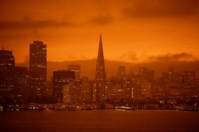 «Марсианский» рассвет: видео с окутанного дымом пожаров Сан-Франциско