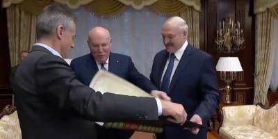 Посол РФ подарил Лукашенко старую карту с Белоруссией в составе России