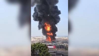 Очевидцы публикуют видео пожара в пострадавшем от взрыва порту Бейрута